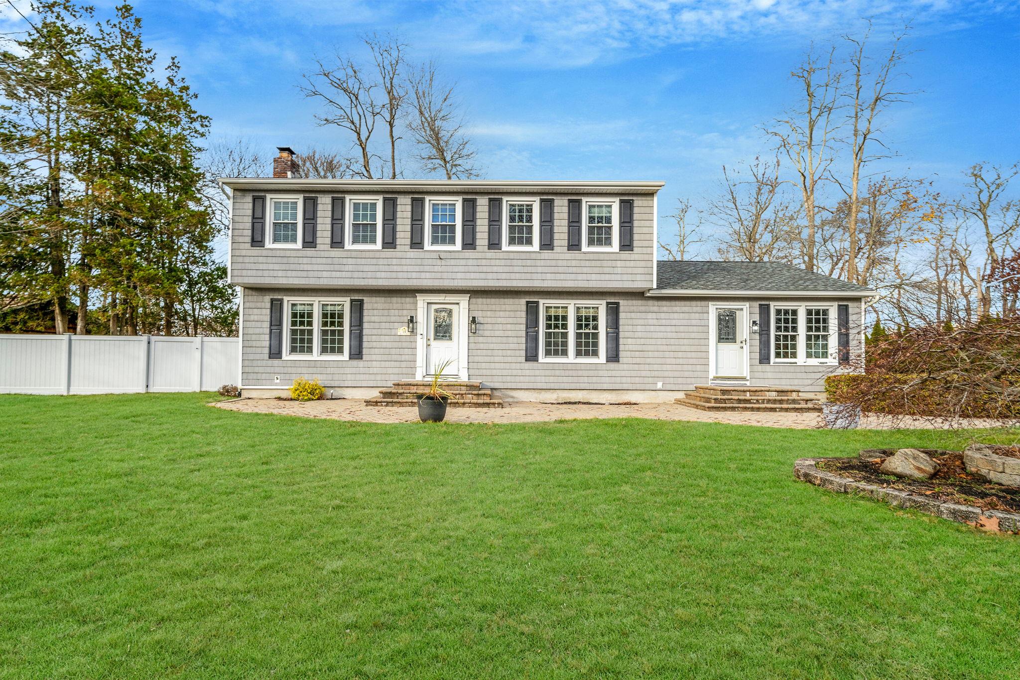 View of front of home featuring a front lawn