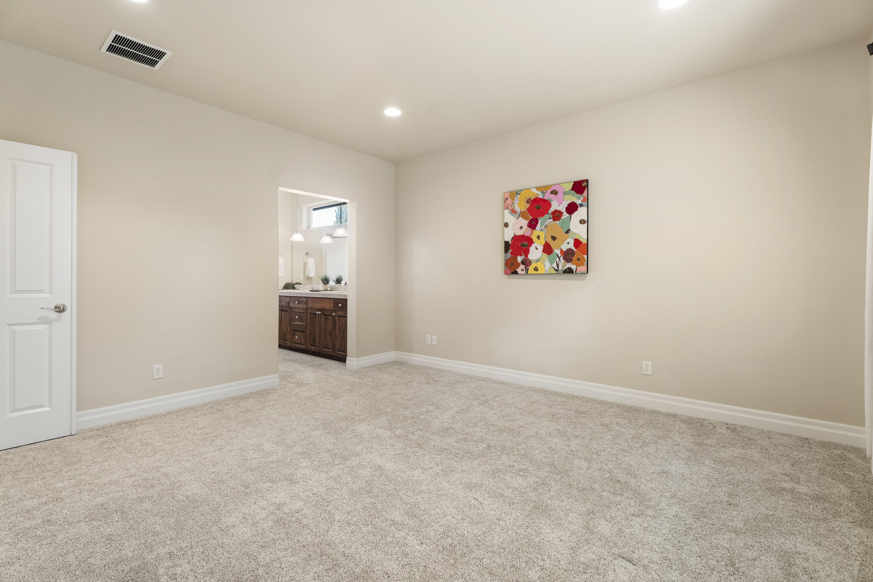 784 Ribbon Falls Road Redmond, OR 97756 - Photo 40 of 79 an empty room with a workspace and a window