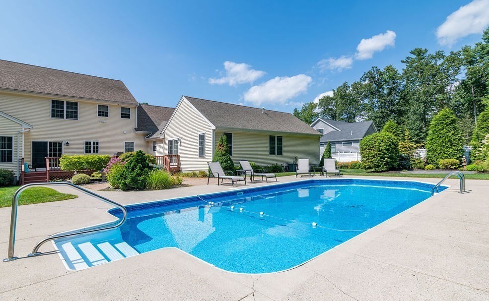 53 Queens Circle Raynham, MA 02767 - Photo 7 of 38