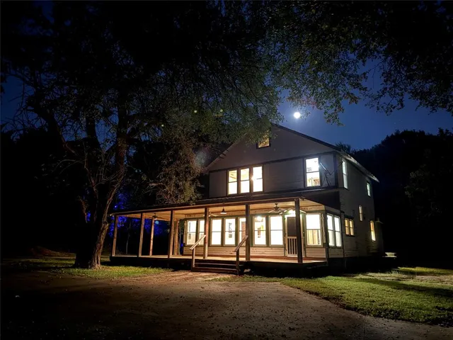 a view of building with a yard