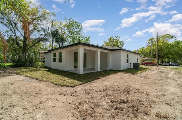 a view of a house with a backyard