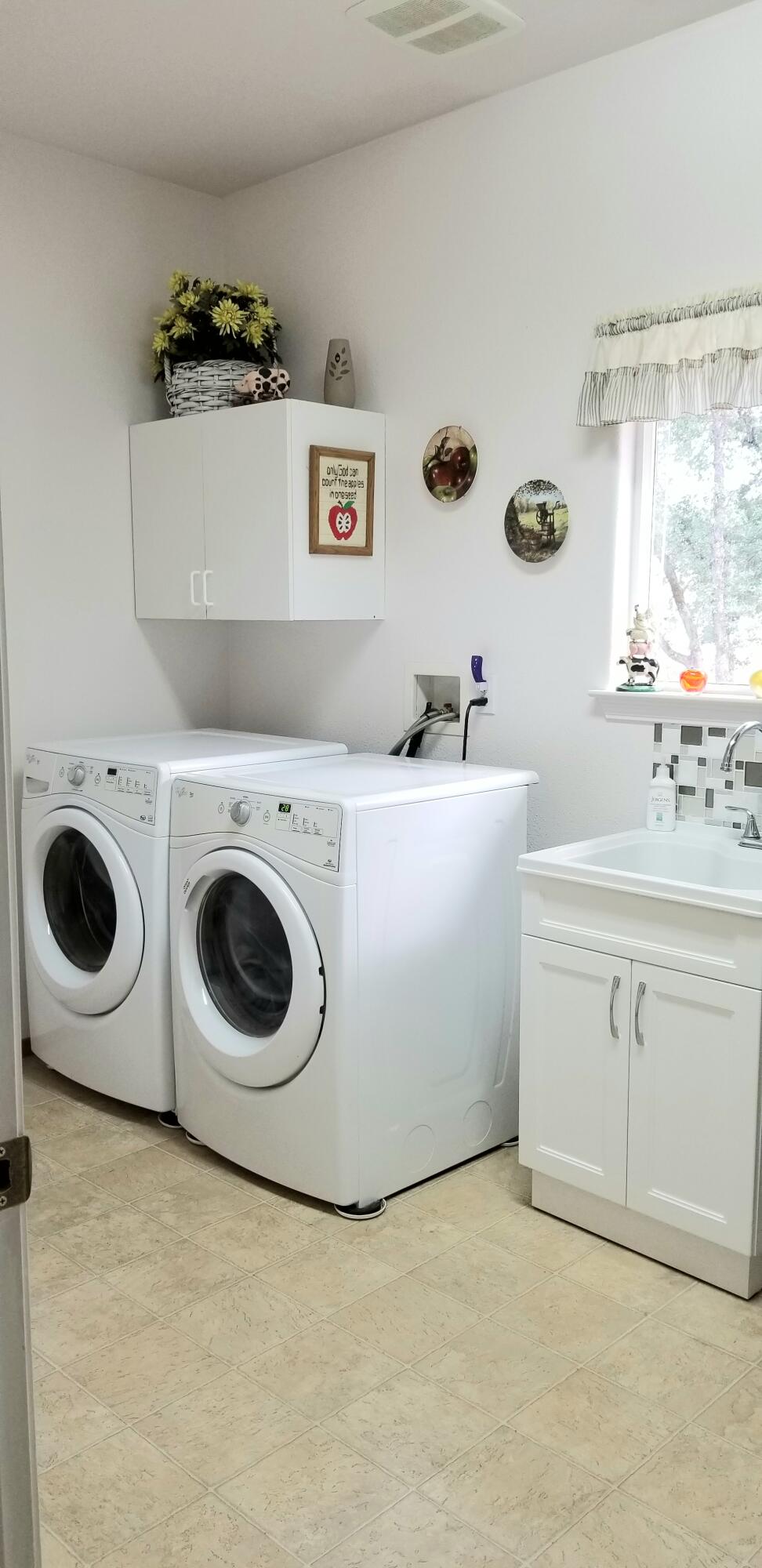 18900 Saddleback Ridge Road Cottonwood, CA 96022 - Photo 10 of 14 Laundry Room