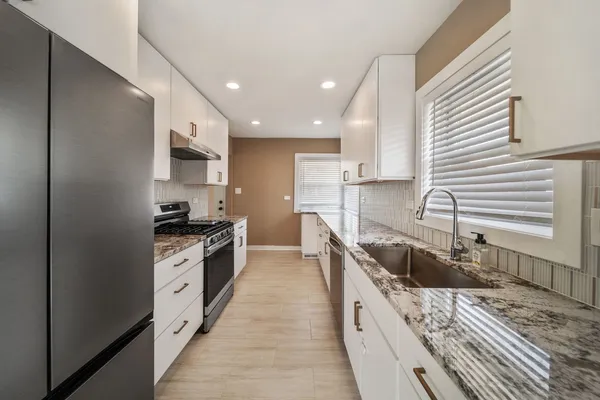 $2,800 | 22W144 Marston Avenue, Glen Ellyn, IL 60137