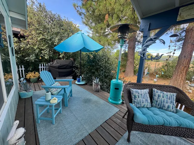 a view of a house with backyard