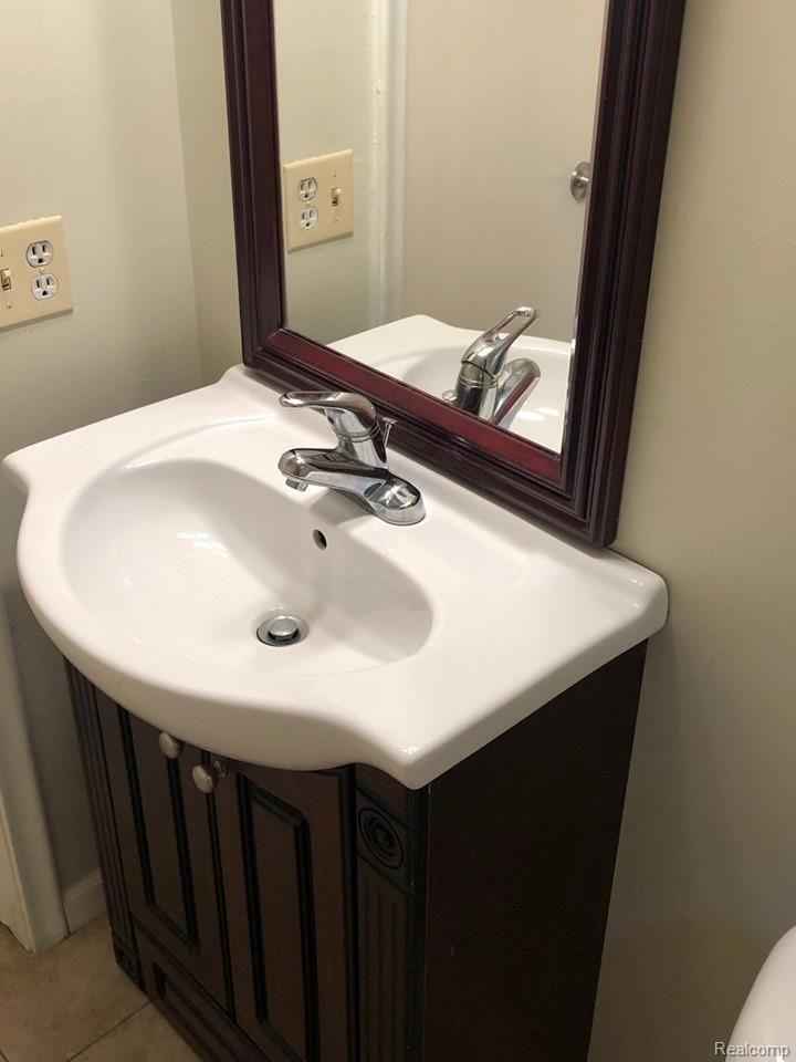 7710 Willow Road West Bloomfield, MI 48324 - Photo 8 of 24 vanity.jpg