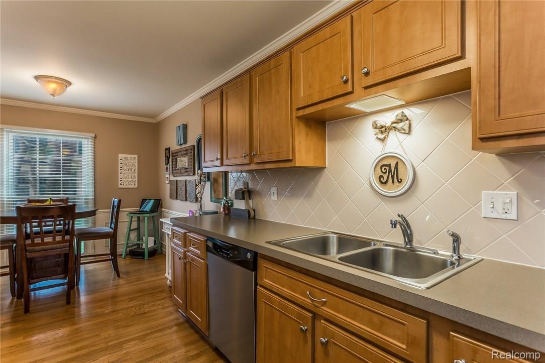 1317 Wagon Wheel Lane Rochester, MI 48306 - Photo 11 of 26 011-3743044-medium.jpg
