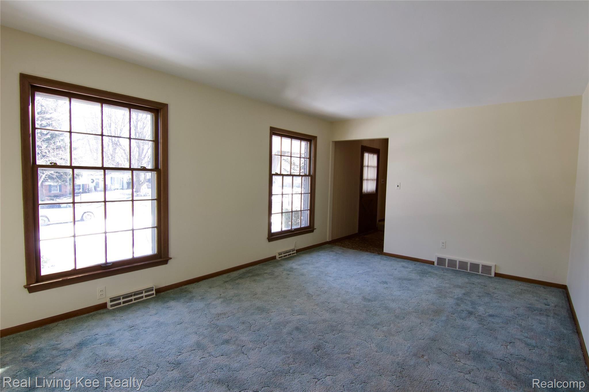 1859 Fair Oak Court Rochester, MI 48309 - Photo 7 of 36 View of the living rm. from the foyer.