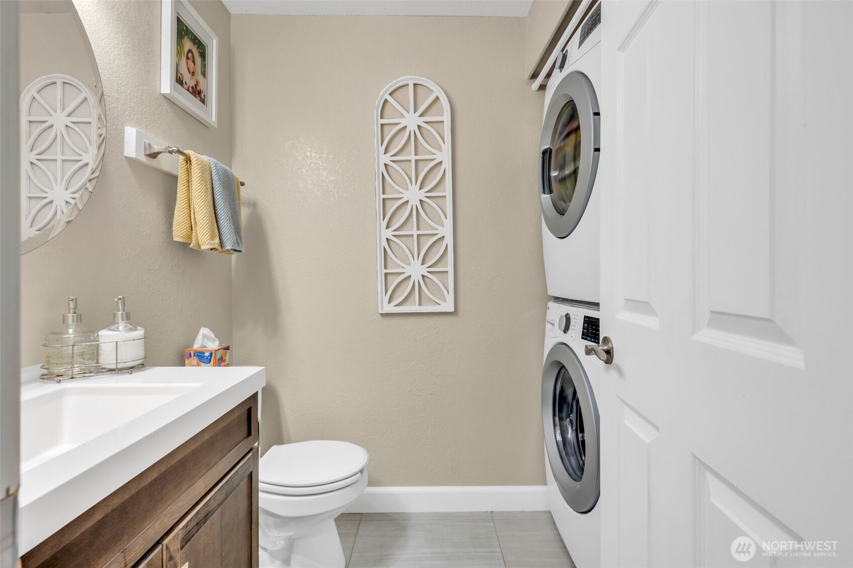 4231 Northeast 5th Street, Unit E101 Renton, WA 98059 - Photo 23 of 29 a bathroom with a sink toilet and a mirror