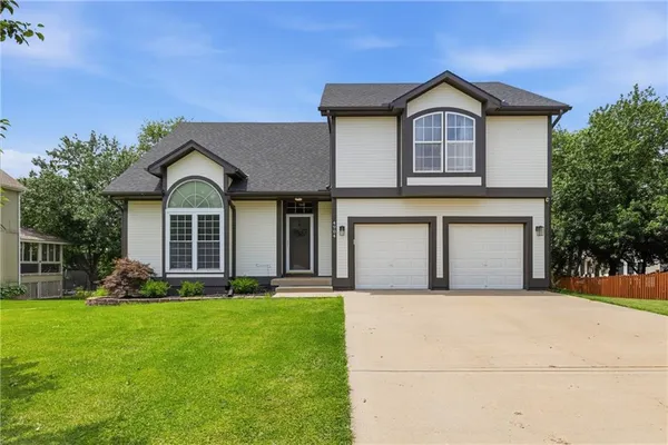 $435,000 | 4904 Woodsonia Drive, Shawnee, KS 66226
