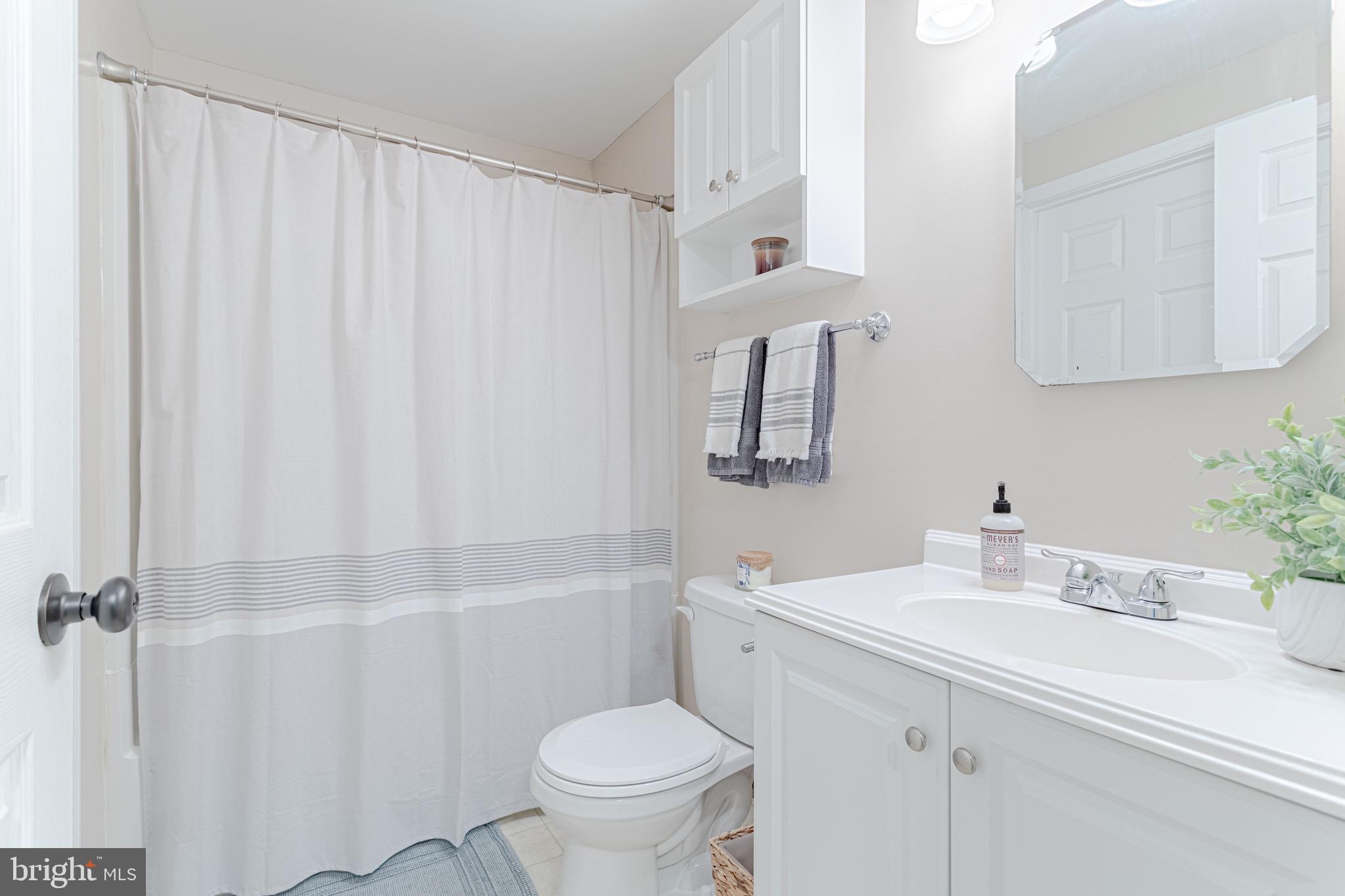 8325 Windfall Road Springfield, VA 22153 - Photo 19 of 34 Full and bright bathroom
