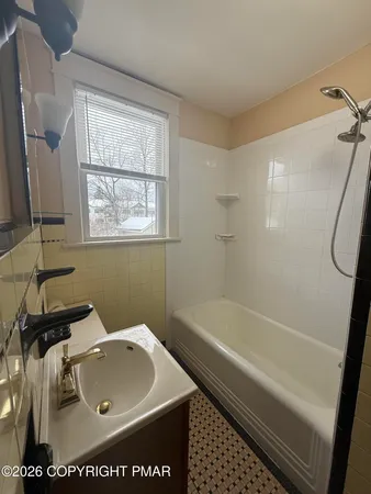 $1,925 | 1148 West Main Street, Unit 201, Stroudsburg, PA 18360