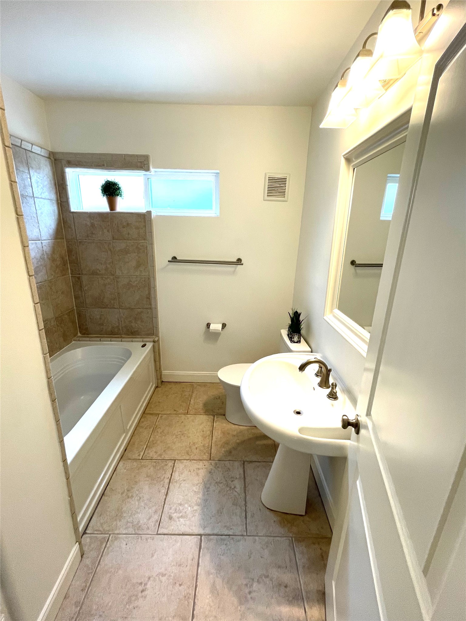 4334 Jefferson Street Houston, TX 77023 - Photo 8 of 31 a bathroom with a sink toilet and tub