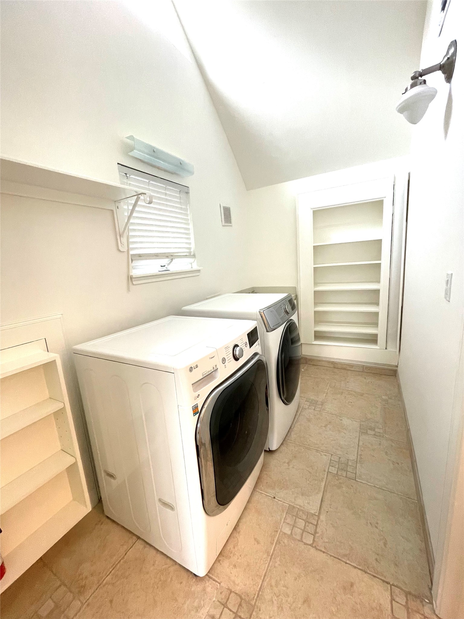 4334 Jefferson Street Houston, TX 77023 - Photo 10 of 31 a utility room with washer and dryer