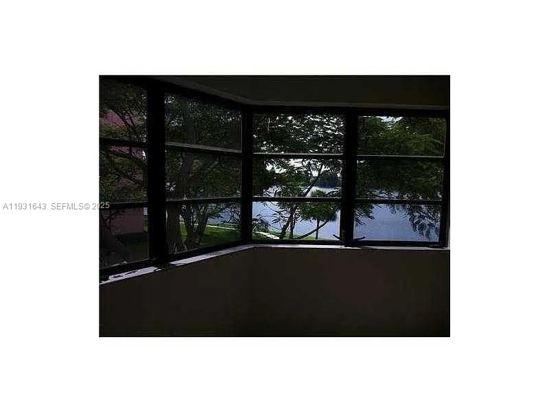 20860 San Simeon Way, Unit 3026 Miami, FL 33179 - Photo 2 of 17 a living room with a black and white wall