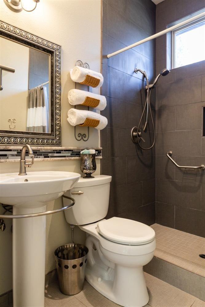 10542 Kestrel Road Klamath Falls, OR 97601 - Photo 23 of 35 Full bath on main level convenient to gu