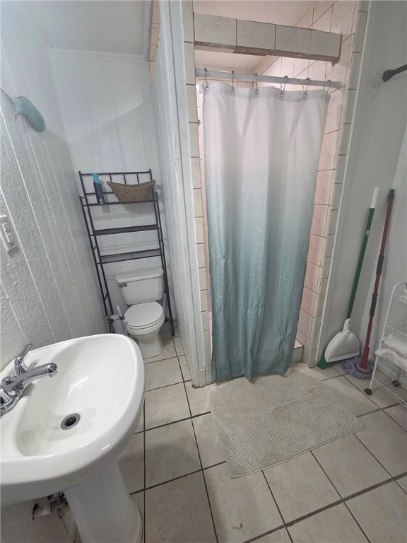 302 Broadway Street Fulton, TX 78382 - Photo 29 of 38 a bathroom with a sink and a mirror