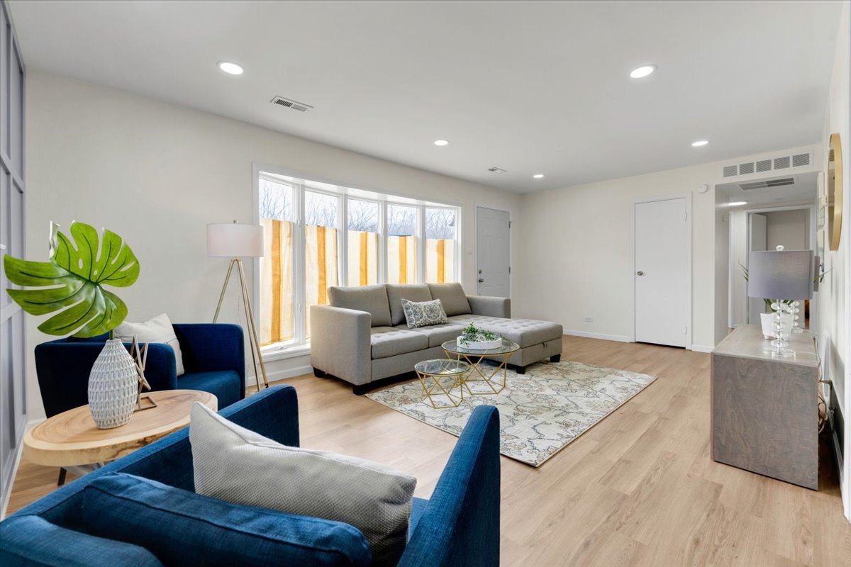 192 Monee Road Park Forest, IL 60466 - Photo 4 of 25 a living room with furniture and a couch