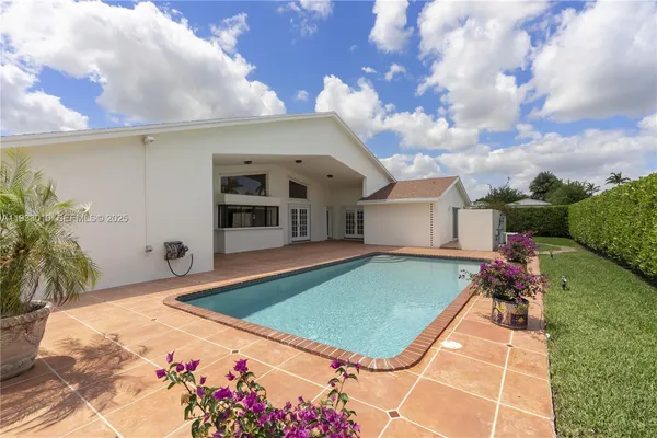 a view of a house with a backyard