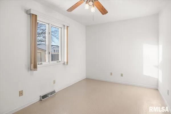 $199,900 | 114 Lippold Street, Farmersville, IL 62533