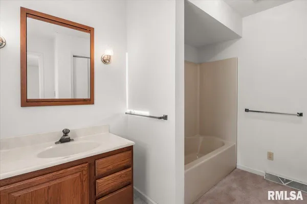 $199,900 | 114 Lippold Street, Farmersville, IL 62533