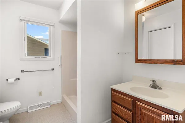 $199,900 | 114 Lippold Street, Farmersville, IL 62533