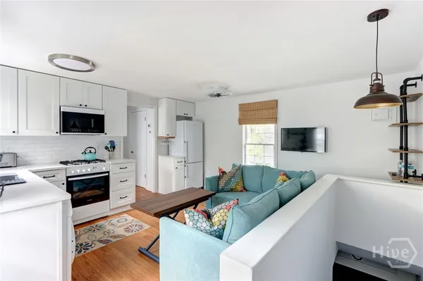 $2,300 | 205 West Jones Lane, Savannah, GA 31401