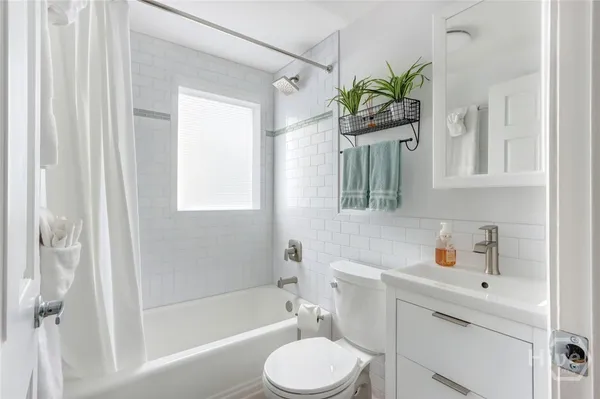 $2,300 | 205 West Jones Lane, Savannah, GA 31401