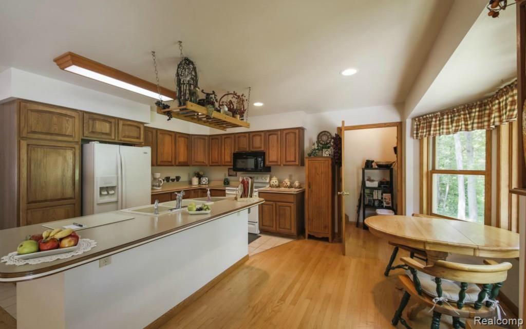 5713 Dutcher Road Howell, MI 48843 - Photo 10 of 33 Plenty of counter space