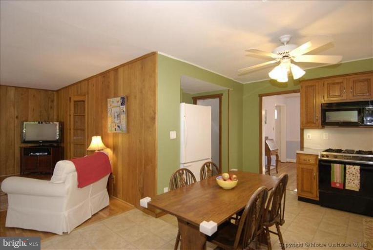 305 Penwood Road Silver Spring, MD 20901 - Photo 18 of 30 Kitchen/Family Room