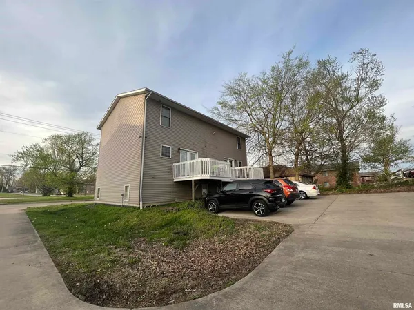 $599,000 | 305 East Mill Street, Carbondale, IL 62901