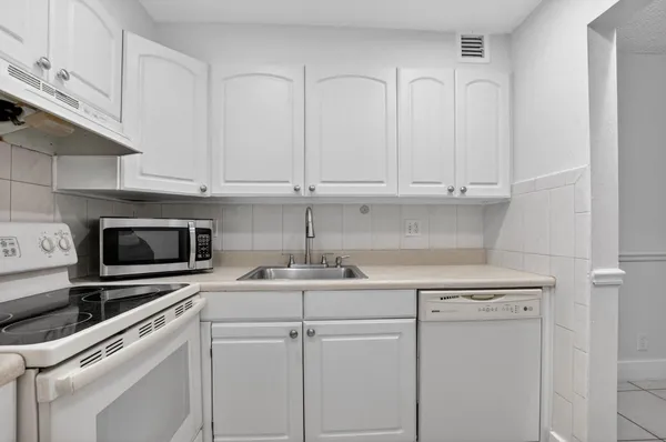 $1,900 | 644 Northwest 13th Street, Unit 110, Boca Raton, FL 33486