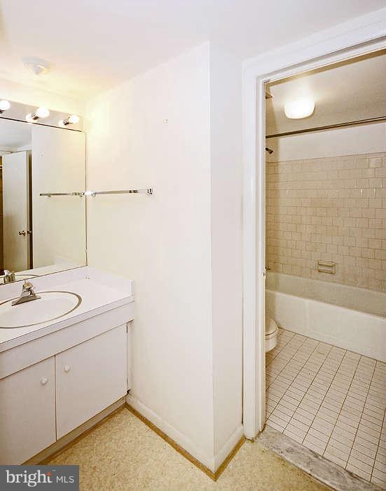 200 Cross Keys Road, Unit R27 Baltimore, MD 21210 - Photo 12 of 19 Bath (Master)