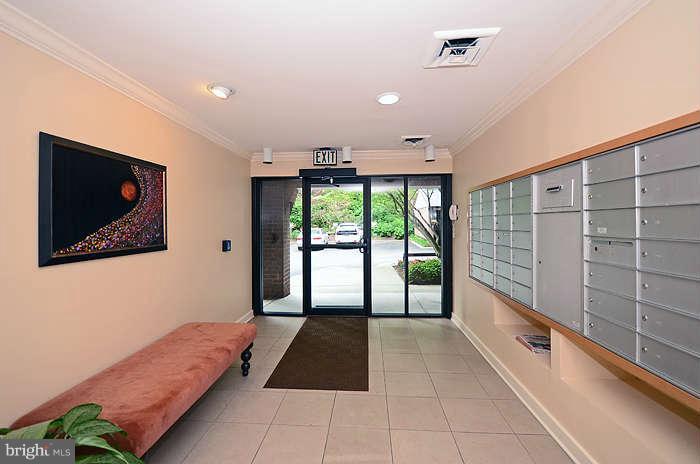 200 Cross Keys Road, Unit R27 Baltimore, MD 21210 - Photo 4 of 19 Interior (General)