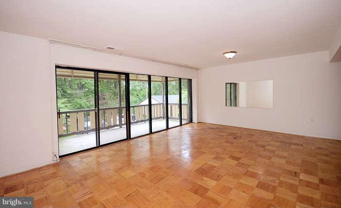 200 Cross Keys Road, Unit R27 Baltimore, MD 21210 - Photo 5 of 19 Living Room