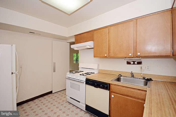 200 Cross Keys Road, Unit R27 Baltimore, MD 21210 - Photo 7 of 19 Kitchen