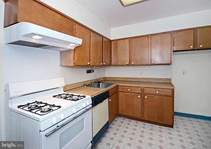200 Cross Keys Road, Unit R27 Baltimore, MD 21210 - Photo 8 of 19 Kitchen