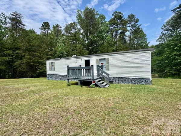 a view of a house with backyard