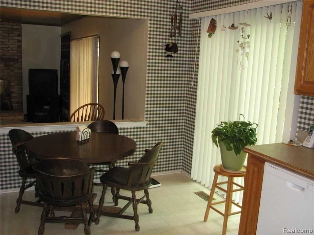 823 Hadley Road Rochester Hills, MI 48307 - Photo 17 of 53