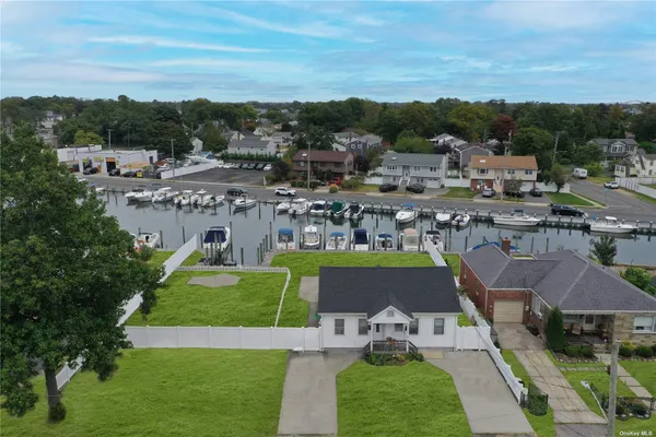 $749,000 | 756 Hickory Street, Lindenhurst, NY 11757