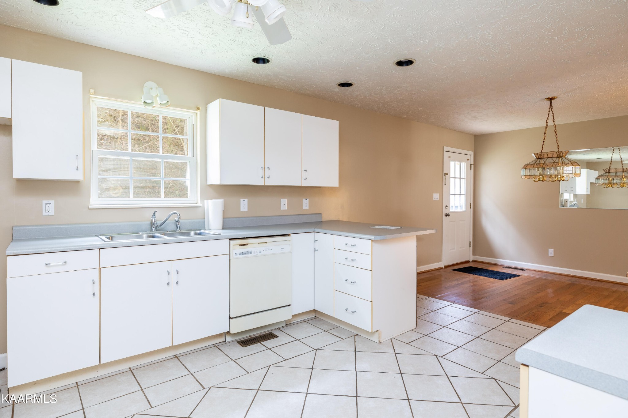 914 Wears Valley Road Townsend, TN 37882 - Photo 20 of 48 a kitchen with cabinets and window