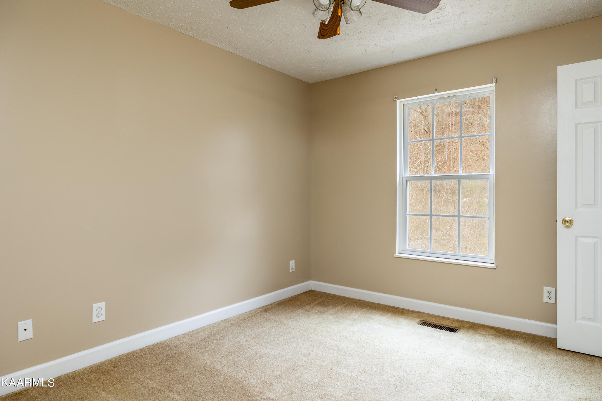914 Wears Valley Road Townsend, TN 37882 - Photo 32 of 48 an empty room with a window