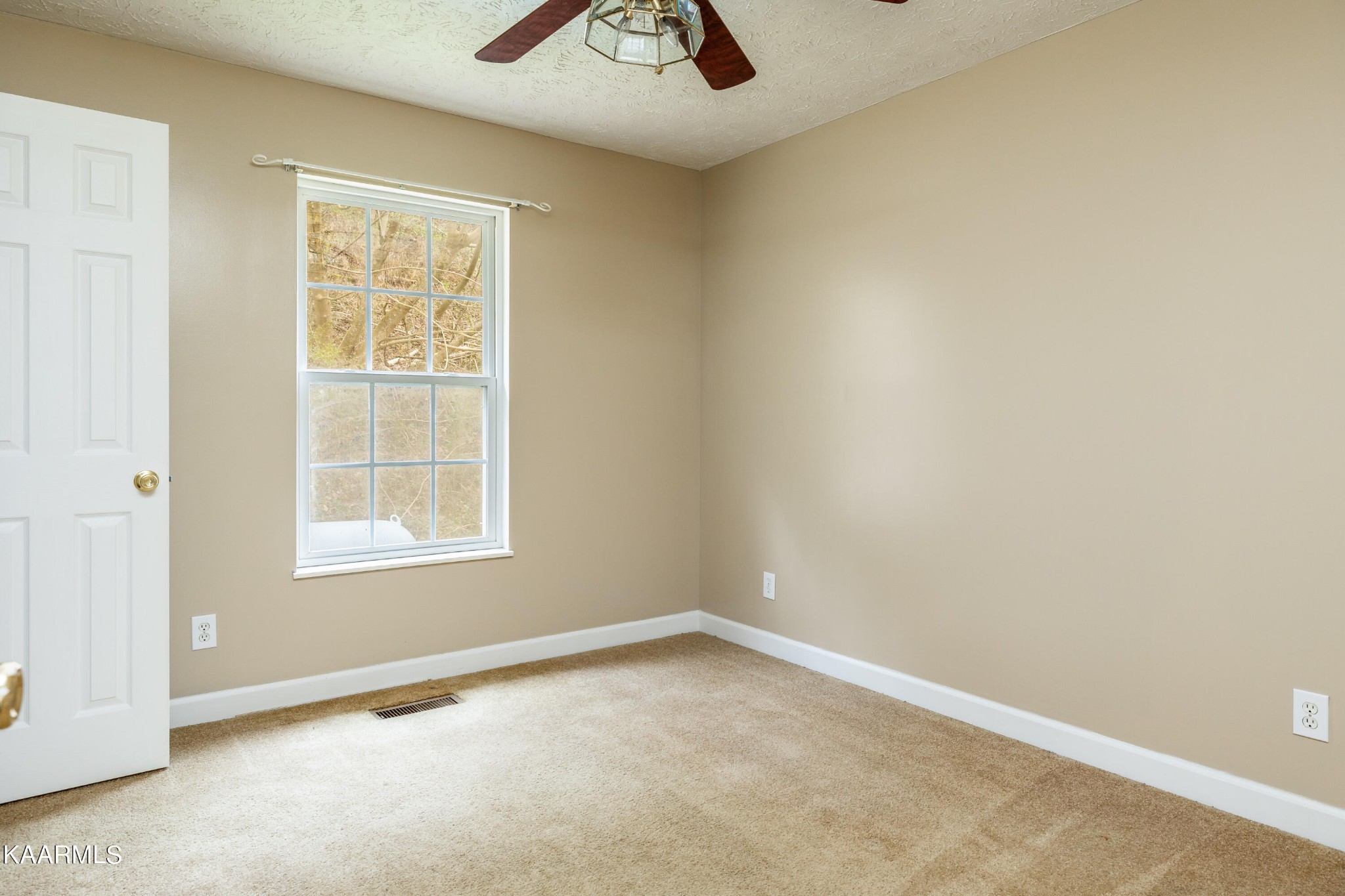 914 Wears Valley Road Townsend, TN 37882 - Photo 34 of 48 an empty room with a window