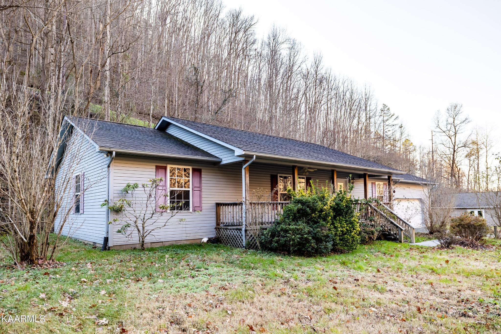 914 Wears Valley Road Townsend, TN 37882 - Photo 4 of 48 a front view of a house with garden
