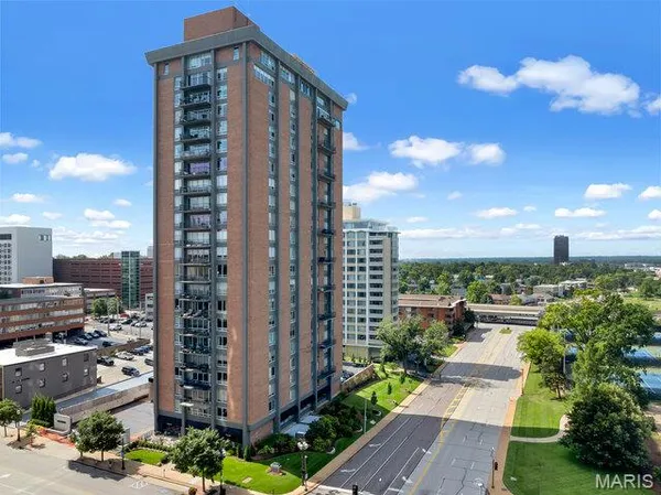 $360,000 | 200 South Brentwood Boulevard, Unit 14C, Clayton, MO 63105