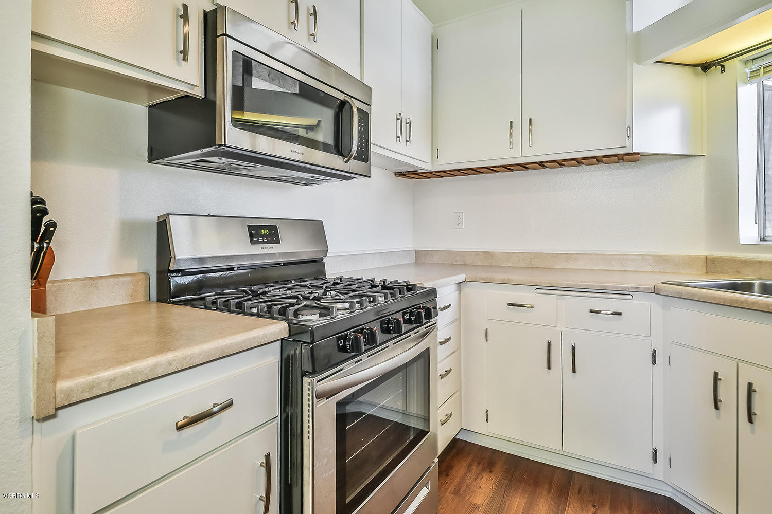 1742 Sinaloa Road, Unit 430 Simi Valley, CA 93065 - Photo 12 of 37 dKitchen2