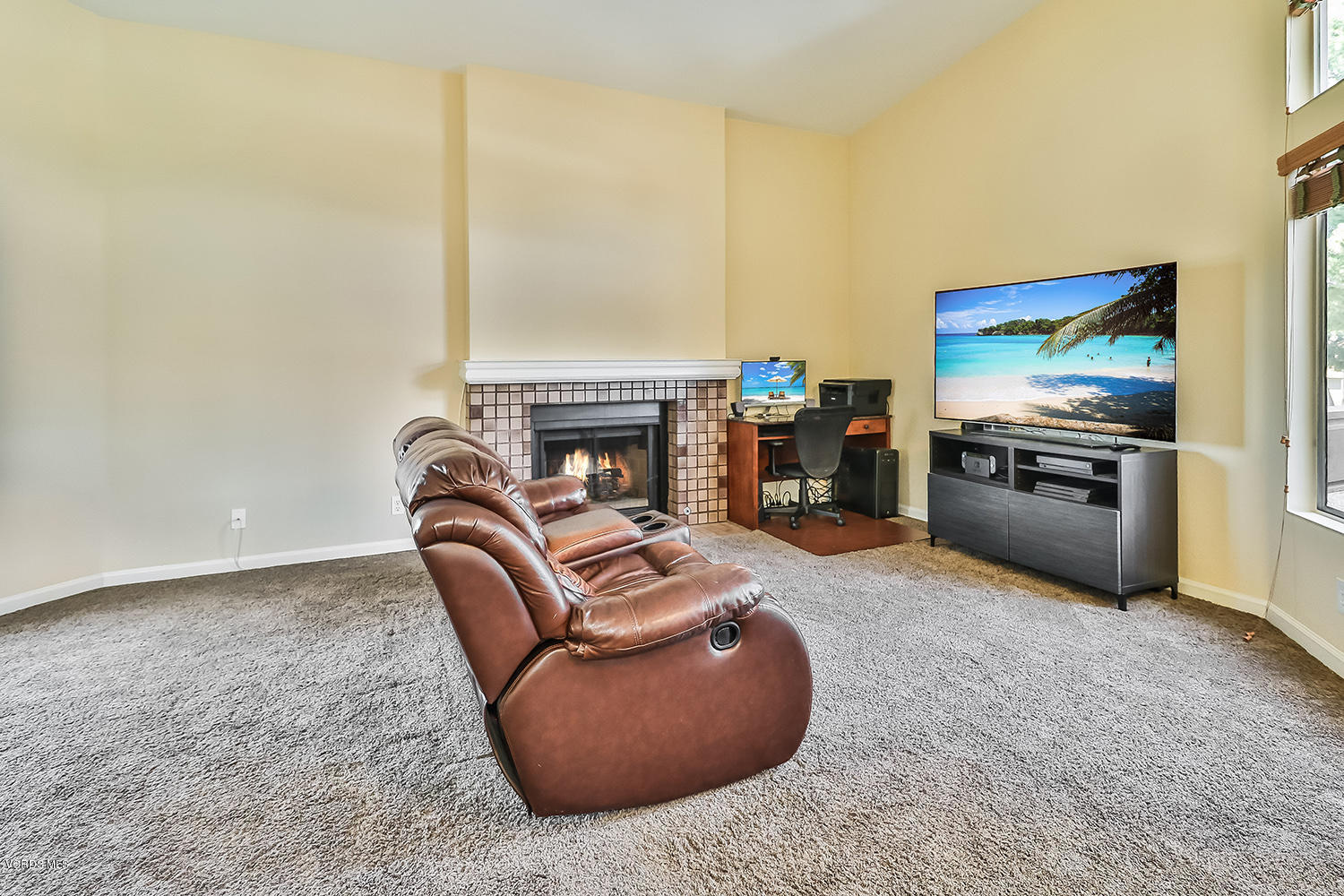 1742 Sinaloa Road, Unit 430 Simi Valley, CA 93065 - Photo 8 of 37 bEntry and Living4