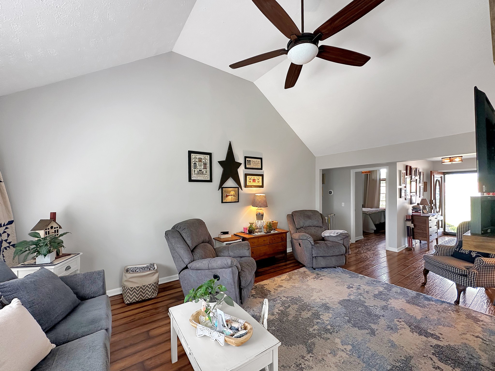 788 Van Dyke Grove Road Paris, TN 38242 - Photo 10 of 34 a living room with furniture