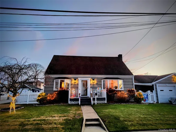 $699,000 | 10 Hayes Road, Amityville, NY 11701