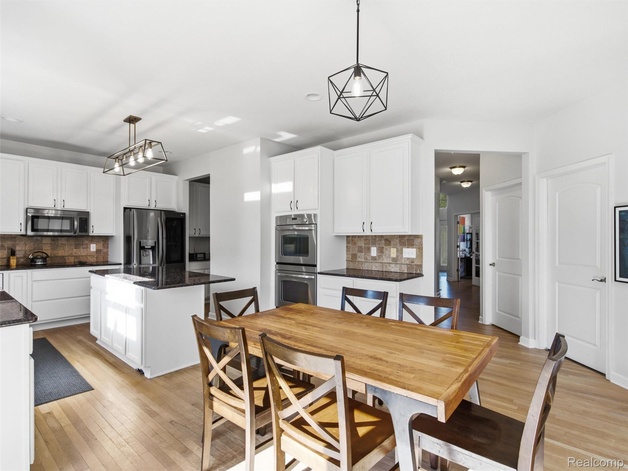 27134 Victoria Road Novi, MI 48374 - Photo 5 of 29 09-DSC09138.jpg