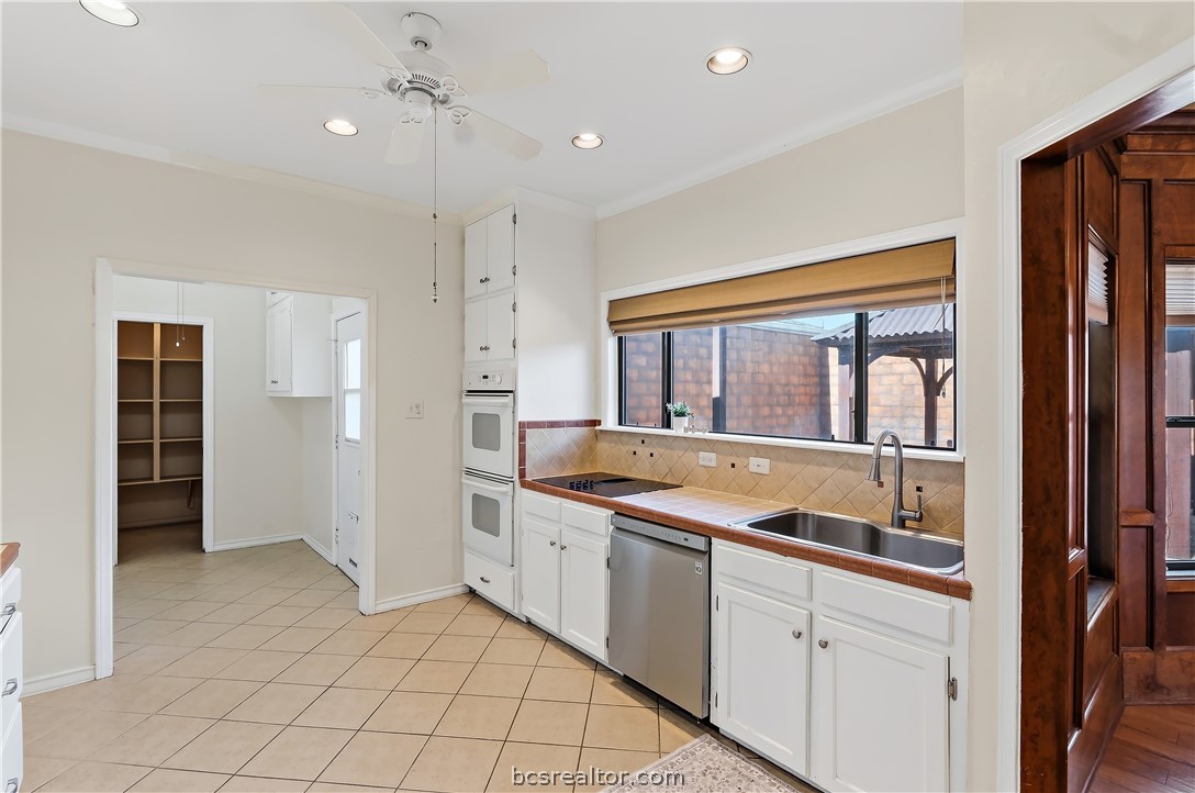 904 Bob White Street Bryan, TX 77802 - Photo 4 of 27